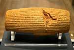 Le cylindre de Cyrus, inscription royale de Cyrus II dans un style babylonien. British Museum. Source : wiki/Cyrus le Grand/ Auteur Prioryman