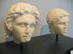 Alexandre, à gauche, et Héphaestion, à droite, époque ptolémaïque, musée de la Villa Getty. Source : wiki/Héphestion/ domaine public