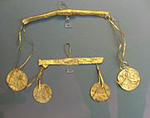 Balances d'or, 16ème siècle av. jc, pour la pesée des âmes, figurées par des rosaces ou des papillons.