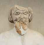 Buste de la statue du calife du palais d'Hisham (Khirbat al-Mafjar) 724-43 de notre ère, aujourd'hui présent au musée Rockefeller, à Jérusalem. Source : wiki/Hicham_(calife_omeyyade)/ licence CC BY-SA 4.0