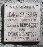 Plaque apposée à Chartres : "A la mémoire de Jean de Salisbury né vers 1115 mort en 1180 secrétaire de Thomas Becket (mort en 1170) puis évêque de Chartres de 1176 à 1180."