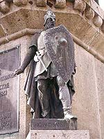 Statue de Richard III sur le socle de la statue du Conquérant à Falaise