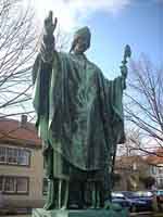 Statue de Bernward devant la cathédrale de Hildesheim.