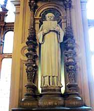 Statue de Guillaume de Rots dans la salle des Abbés du Palais Bénédictine. Source : wiki/ Guillaume de Rots/ licence : CC BY-SA 3.0