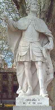 Statue d'Ordoño I des Asturies sur la Plaza de Oriente à Madrid (Espagne). Sculpté en pierre blanche par Andrés de los Helgueros entre 1750 et 1753. Source : wiki/Ordoño Ier/ licence : CC BY-SA 3.0
