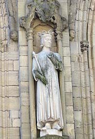 Statue de Guillaume Bras de Fer datant de 1875, sur la face nord de la cathédrale de Coutances.