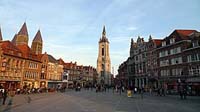 La Grand-Place de Tournai, le Beffroi et la cathédrale Notre-Dame. Source : wiki/Tournai/ domaine public