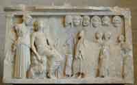 Joueur d'aulos et sa famille devant Dionysos et Artémis, vers 360-350 av. jc, Glyptothèque de Munich. Source : wiki/ Dithyrambe/ domaine public