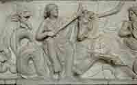 Doris sur un hippocampe portant deux torches pour éclairer le cortège des noces de Poséidon et Amphitrite, base d'un groupe sculpté, fin 2ème siècle av. jc, Glyptothèque de Munich. Source : wiki/ Doris (mythologie)/ domaine public