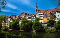 "Le centre de Tübingen vu de la rive sud du Neckar, avec la Stiftkirche (en haut à droite), et la tour d'Hölderlin (en bas à gauche) (source wiki/Tübingen)"