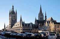 La halle aux draps d'Ypres avec son beffroi à gauche et la cathédrale en arrière-plan à droite, vues de la Grand-Place. Source : wiki/Ypres/ licence : CC BY-SA 3.0
