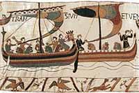 Les Normands font traverser la Manche à leurs chevaux, sur la Tapisserie de Bayeux. Source : wiki/ Bataille d'Hastings/ domaine public
