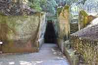 On pense que cette grotte de Cumes était le siège de la sibylle de Cumes. Source : wiki/Cumae/ licence : CC BY-SA 3.0