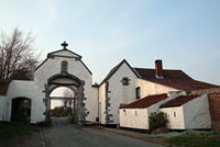 La porte d'enceinte de l'ancienne abbaye de Lobbes (route de Binche)