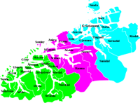 Carte des trois « pays » du comté. Le Sunnmøre en vert, le Romsdal en violet, et le Nordmøre en bleu.