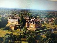 Le château de la Ferté-Imbault, reconstruit aux xvie et xviie siècles, sur les ruines de la motte artificielle où se situait la forteresse des seigneurs de Vierzon. Alix de Brabant en hérite et fait rentrer la forteresse dans la Maison d'Harcourt.