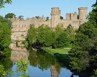 "Château de Warwick depuis le pont sur la rivière Avon (source : wiki/Château de Warwick/ De facto)"