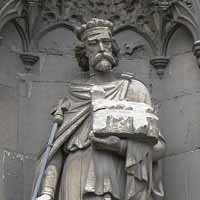 Statue d'Æthelberht à la cathédrale de Cantorbéry. Source : Æthelberht (roi du Kent)/ licence : CC BY-SA 3.0
