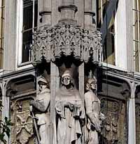 Statue de Jean le Bel (à droite, à côté de Jean d'Outremeuse) sur la façade du Palais provincial à Liège. Source : wiki/ Jean le Bel/ licence : CC BY-SA 4.0