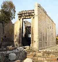 Ruines du temple d'Auguste et de Rome à Ancyre (Ankara). Source : wiki/Ancyre/ Domaine public