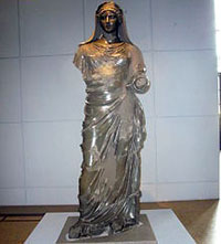 Statue d'orante en grauwacke d'Agrippine la Jeune trouvée à Rome, sur le mont Célius en 1885, musée Centrale Montemartini.