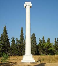 Monument moderne commémorant la bataille de Marathon. Source : wiki/Bataille de Marathon/ Auteur karta24