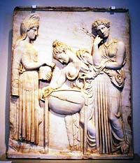Médée (à gauche) avec deux Péliades. Copie d'un relief de la période autour de 420 av. dans la collection des Antiquités (Antikensammlung) de Berlin