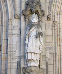Statue d'Onfroi de Hauteville datant de 1875, remplaçant celle abîmée à la Révolution, sur la face nord de la cathédrale de Coutances.