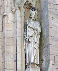 Statue de peut-être Tancrède de Hauteville datant de 1875, remplaçant celle abîmée à la Révolution, sur la face nord de la cathédrale de Coutances. (source wikipedia)