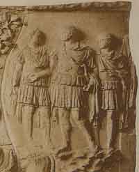 Détail de la colonne Trajane, scène IX : au centre, Trajan ; à droite, Licinius Sura et à gauche, soit Claudius Livianus, soit le jeune Hadrien.