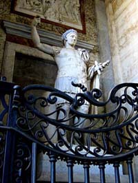 Statue de Constance II en cuirasse musculaire sur le porche de la basilique Saint-Jean-de-Latran à Rome.