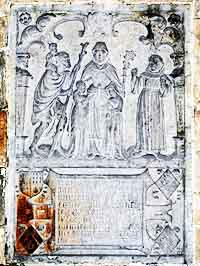 Bas-relief représentant Saint-Christophe, Sainte-Waudru et ses filles, ainsi que Saint-François - Mur occidental de la Collégiale Sainte-Waudru de Mons (Hainaut). Source : wiki/ Waudru de Mons/ licence : CC BY-SA 3.0