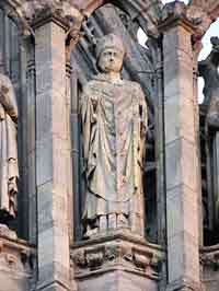 Statue de Geoffroy, 3e statue à droite de la galerie de la façade occidentale de l'église Saint-Ouen de Rouen. Source : wiki/Geoffroi le Breton/ licence : CC BY-SA 4.0