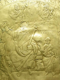 Détail du missorium d'Aspar. Son père Ardabur apparaît dans une imago clipeata en haut à droite.