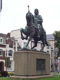 Statue équestre de Baudouin à Mons (Belgique) due à l'architecte Vincent et au sculpteur Jacquet (source wiki/ Renardeau)