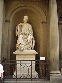 Statue d'Arnolfo di Cambio, sur la piazza del Duomo, à Florence. Source : Arnolfo_di_Cambio/ licence : CC BY-SA 3.0