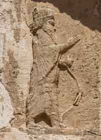 Artaxerxès Ier sur sa tombe de Naqsh-e Rostam. Source : wiki/ Artaxerxès Ier/ Auteur Diego Delso