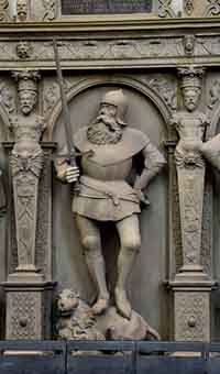 Stuttgart, chœur de la collégiale, statues des comtes par Sem Schlör (créées à partir de 1576 pour remplacer les épitaphes originales des comtes de Wurtemberg enterrés dans la collégiale) Figure 6 : Eberhard II (mort en 1392). Source : wiki/Eberhard II de Wurtemberg/ licence : CC BY 3.0