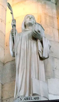 Statue d'Adalar dans l'abbatiale Saint-Pierre de Corbie.