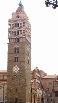 Le campanile sur la place de la cathédrale à Pistoia (source : wiki/Pistoia)
