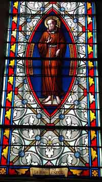Vitrail de saint Wandrille (Sanctus Wandregisilus) dans l'église Notre-Dame à Esclavelles 76270 Seine-Maritime. Source : wiki/Saint Wandrille/ licence : CC BY-SA 4.0