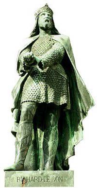 Statue de Richard le Bon sur le socle de la statue du Conquérant à Falaise