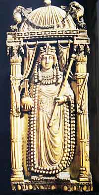 Ælia Ariadnè. Ivoire du musée national du Bargello (Florence) vers 500. Source : wiki/ Ariane (Impératrice)/ Licence : CC BY-SA 3.0