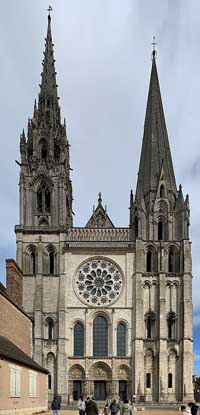 La façade occidentale, le portail royal et le parvis de la cathédrale Notre-Dame de Chartres. Source : wiki/Cathédrale Notre-Dame de Chartres/ licence : CC BY-SA 4.0