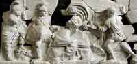 Une version de la légende : Tarpéia tuée par les Sabins pour avoir refusé de trahir Rome, frise de la basilique Æmilia. Source : wiki/Tarpeia/ Palazzo Massimo alle Term/ Source/Photographe Marie-Lan Nguyen (2009)