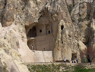 Entrée d'une église rupestre en Cappadoce
